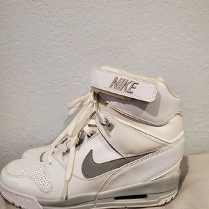 Nike Women's Revolution Sky Hi